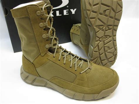 Oakley combat boots - Product Info. CODE: FOF100467-889. From the urban outback to light trail exploration, get out there in stylish comfort with the lightweight Coyote Boot LX. The high top design and lateral zip with Velcro® closure delivers exceptional side-to-side support when you need it, and stylish rubber and suede panels provide durability and comfort in a ...